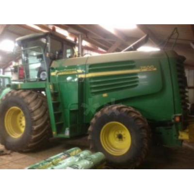 John Deere
                     7500