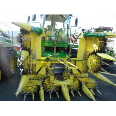 John Deere
                     7500