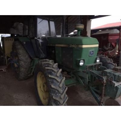 John Deere 3140