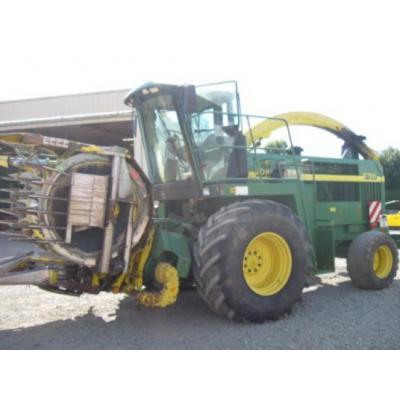 John Deere
                     6750