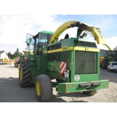 John Deere
                     6750