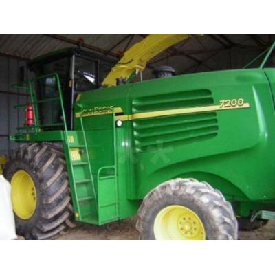 John Deere
                     7200