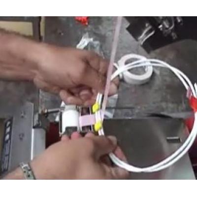 Tapener automatyczny do wiązania części metalowych