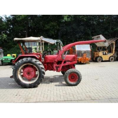 Case IH D 432 mit Frontlader und Verdeck