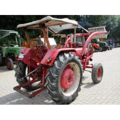 Case IH D 432 mit Frontlader und Verdeck