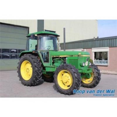 John Deere  3140