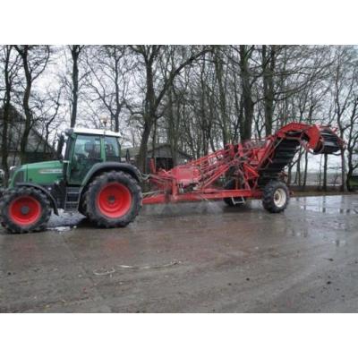 Dewulf GK2 2 row pulled carrot harvester with elev