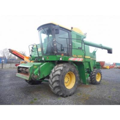 John Deere
                     8820