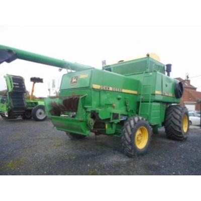 John Deere
                     8820