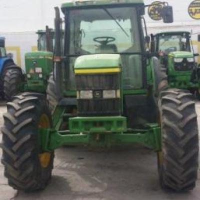 traktor John Deere 6910