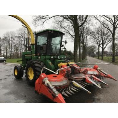 John Deere 5830