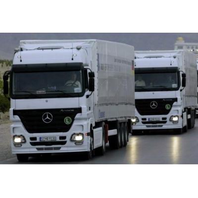 Ciężarowy Mercedes-Benz z tarczą