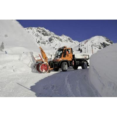 Unimog U 500: 4 skrętne koła vs 10 m śniegu